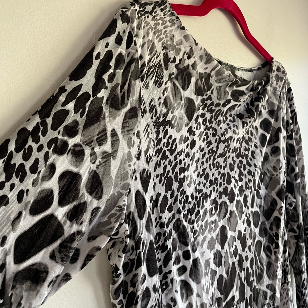 St. John Black and White Animal Print 3/4 Sleeve Knit Shirt Size L - Picture 2 of 7